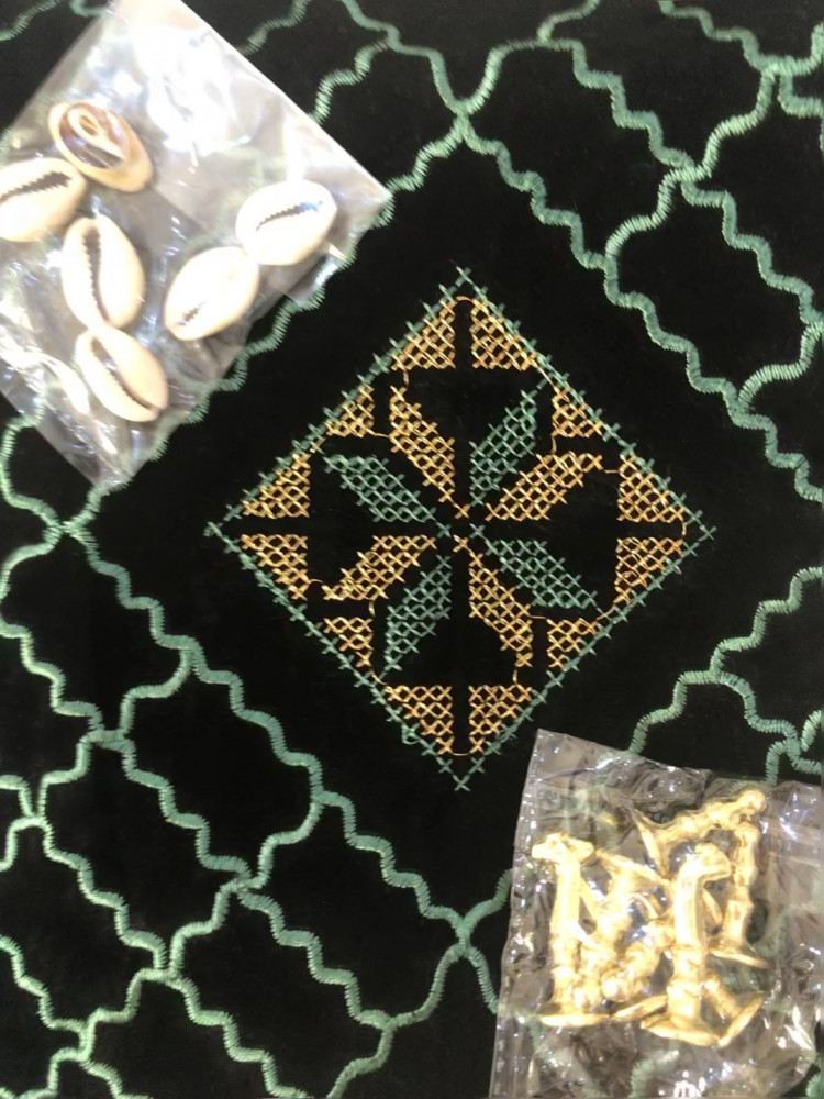 برسيس خامة مخمل ممتاز مبطنة مع جيب خلفي لوضع الاحجار والصدف
