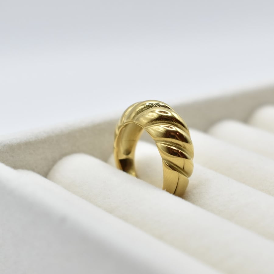 Big swirl ring