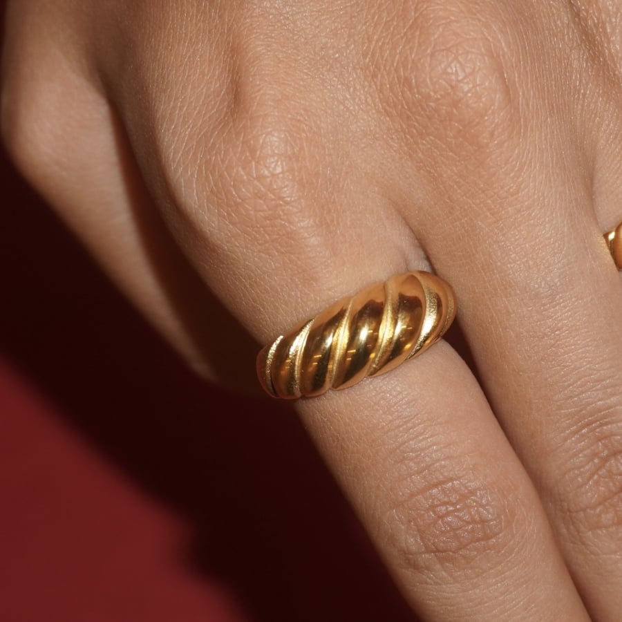 Big swirl ring
