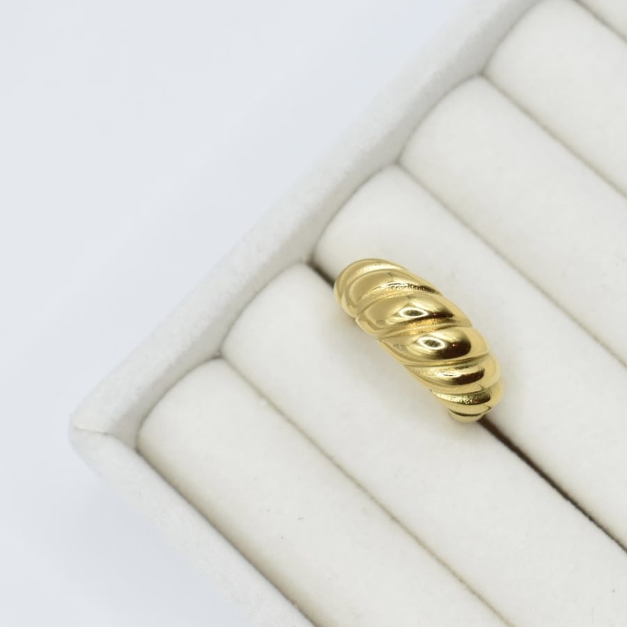Big swirl ring