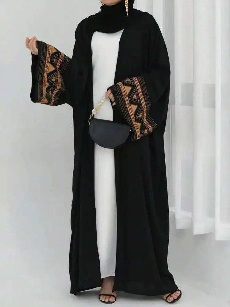 عباية/كافتان أسود أنيق بأكمام خفافيش وتطريز فاخر