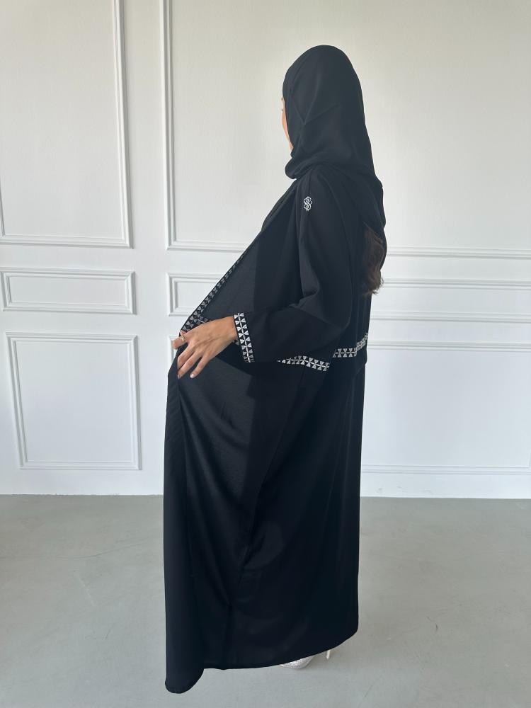عباية كريب بتطريز ابيض انيق N160