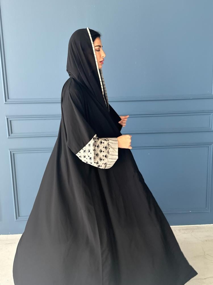 عباية كريب واكمام ملونه قصة العبايه كلوش N138