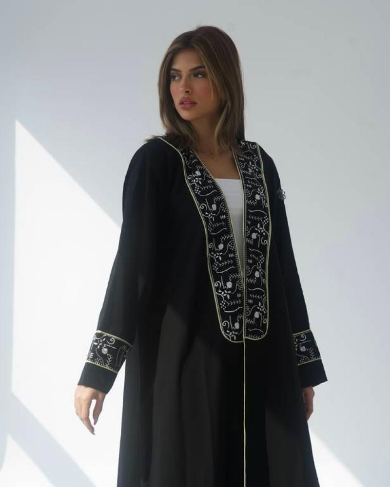 عبايه كريب مع طرحتها