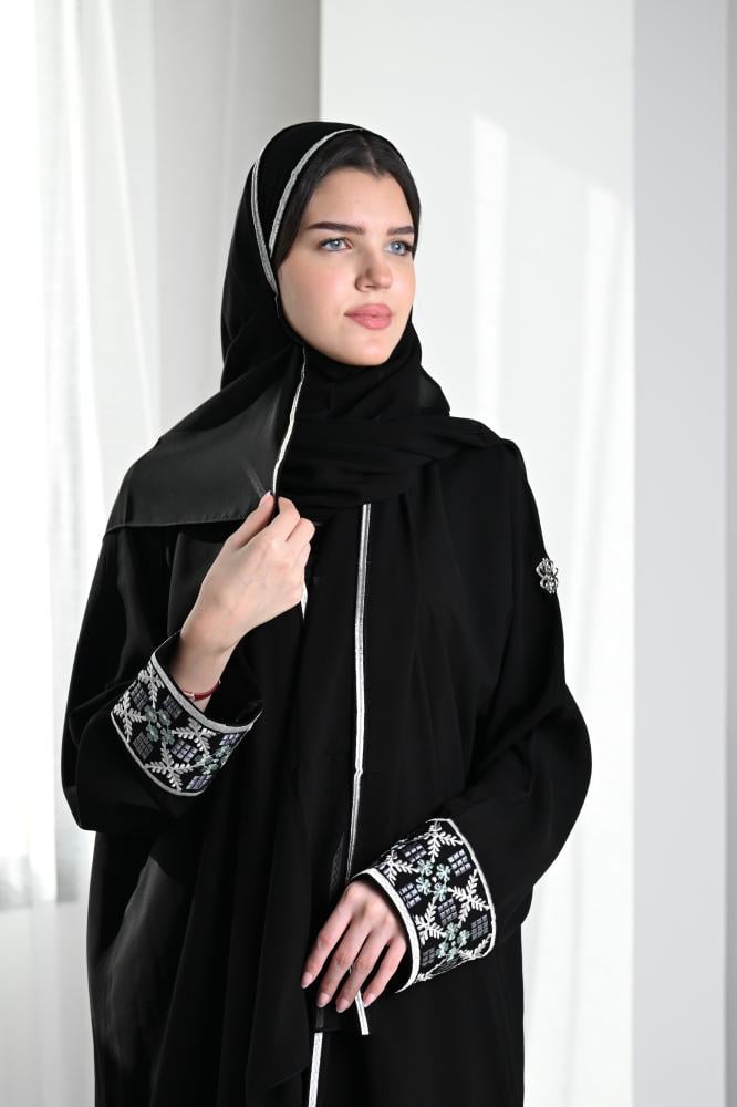 عباية كريب بتطريز راقي N237
