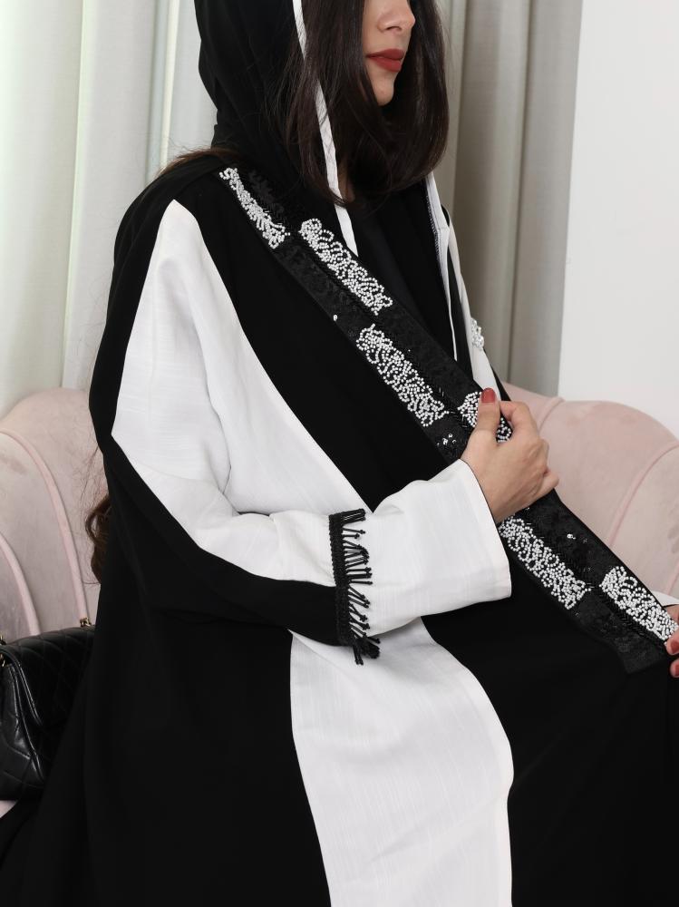 عباية كريب بتطريز راقٍ بين الأبيض والأسود