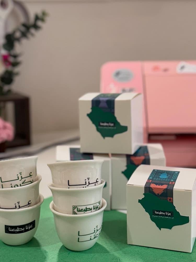 توزيعات اكواب اليوم الوطني السعودي عزنا بطبعنا