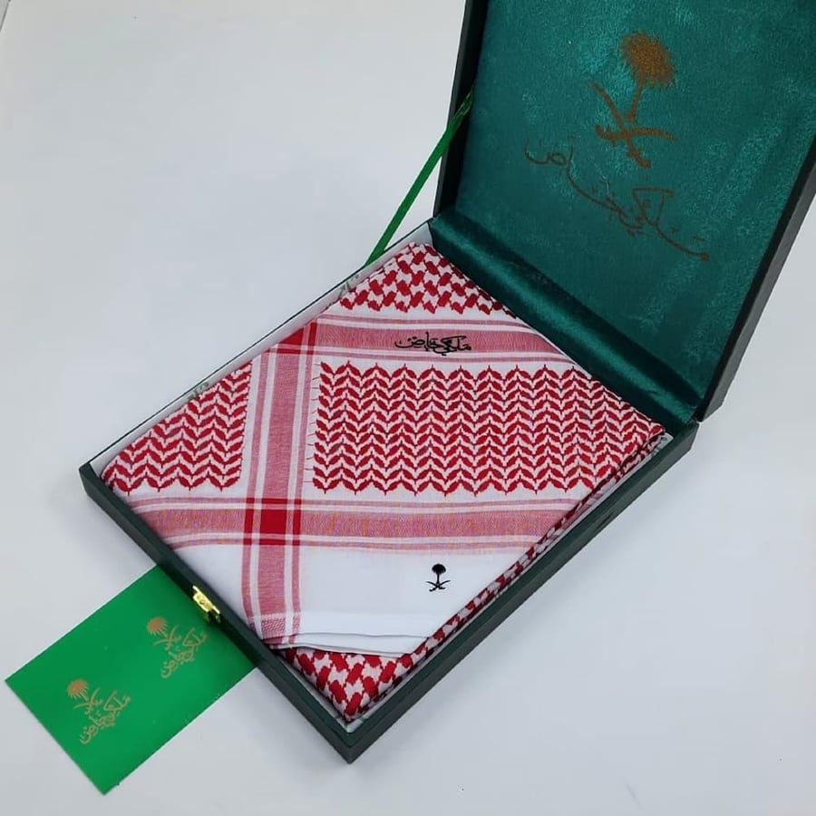 شماغ ملكي خاص رسمي فاتح مع علبه فاخرة ملكيه - اخر اصدار الجديد 2026