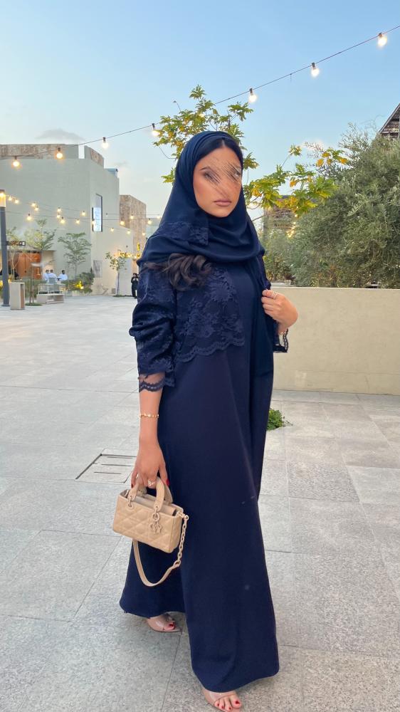 عبايه كريب مزينه بالدانتيل الفاخر