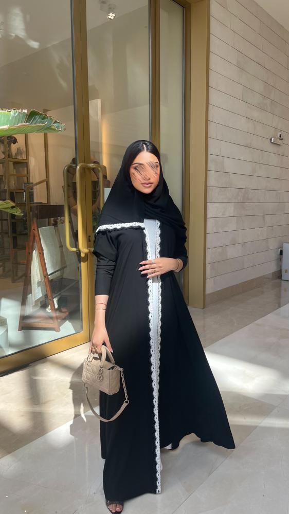 عباية مزينة بكروشيه باللون الابيض والاسود