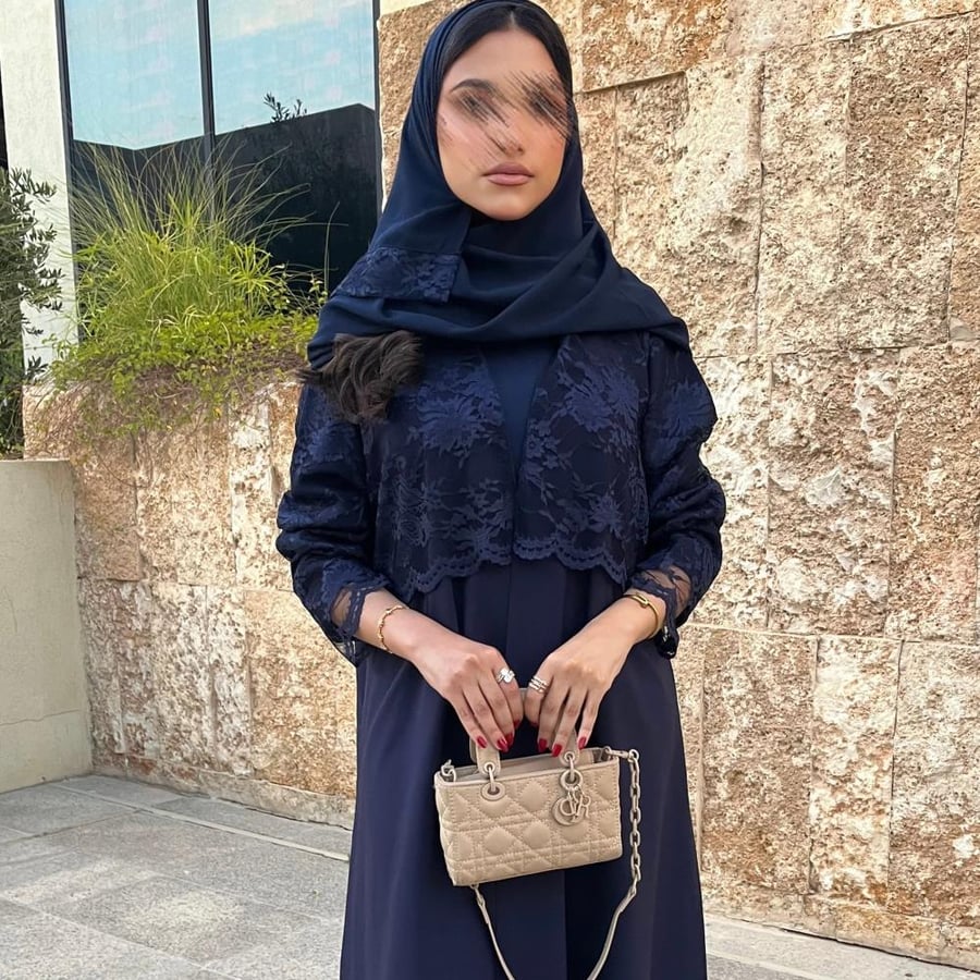 عبايه كريب مزينه بالدانتيل الفاخر