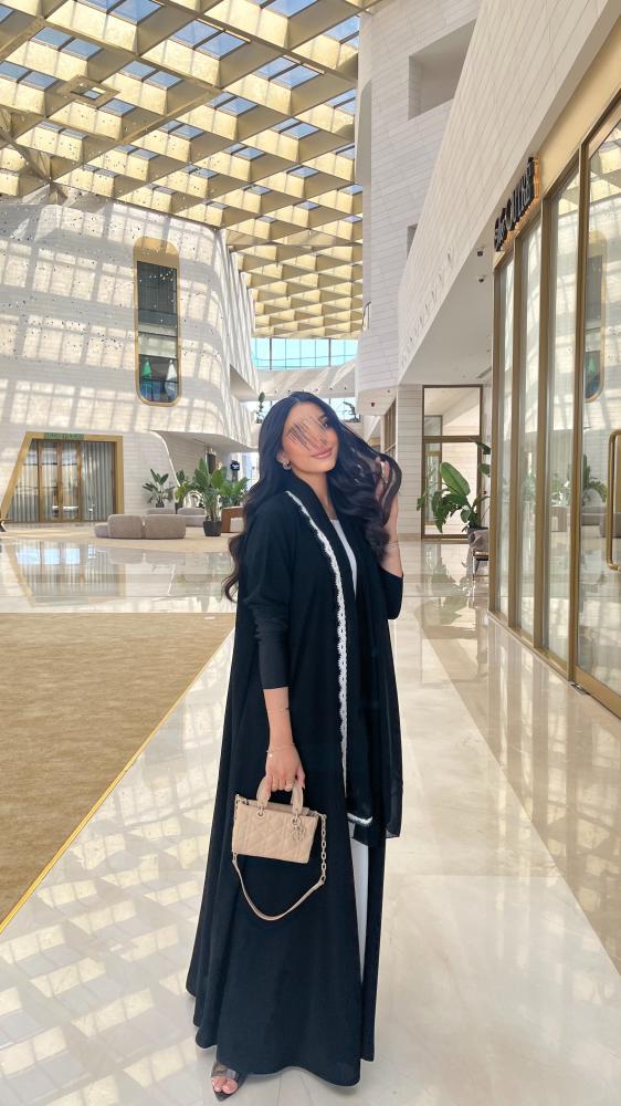 عباية مزينة بكروشيه باللون الابيض والاسود