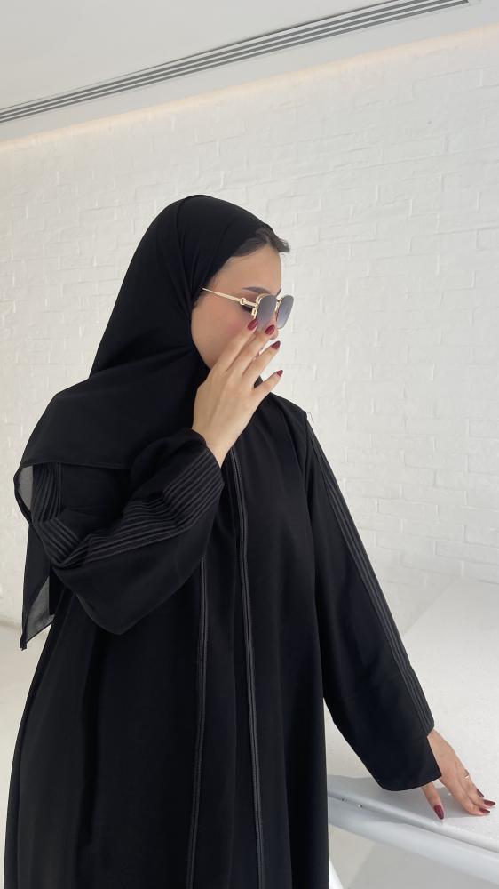 عبايه كلوش مزينة بتطريز طولي