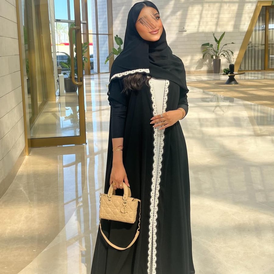 عباية مزينة بكروشيه باللون الابيض والاسود