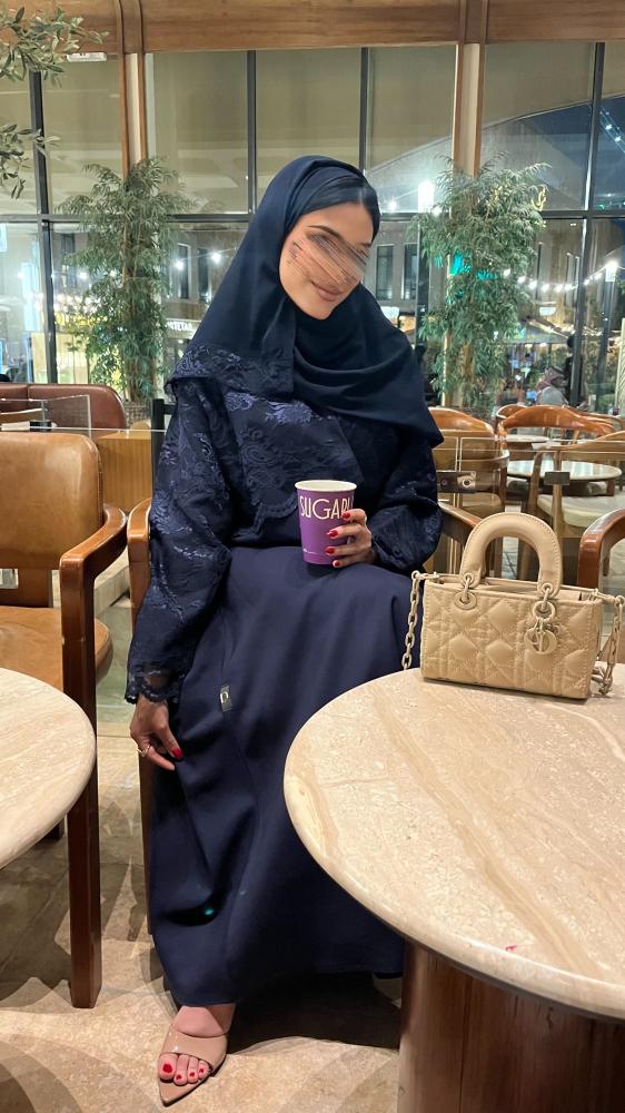 عبايه كريب مزينه بالدانتيل الفاخر