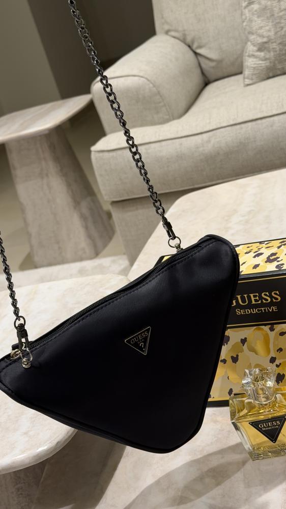 بكج GUESS ( عطر حجم ٧٥ مل و لوشن حجم ١٠٠ مل وعطر حجم ١٥ مل وشنطة فيها ستراب شامل البوكس
