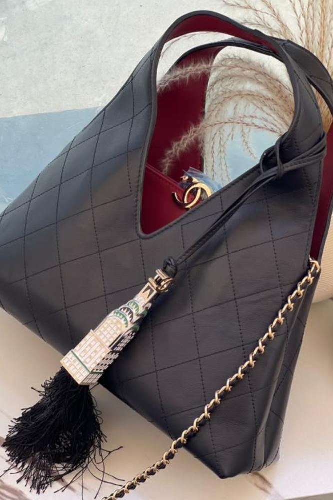 حقيبة Chanel بتصميم مثلث مميز من مجموعة Metiers d'Art 26 - أسود