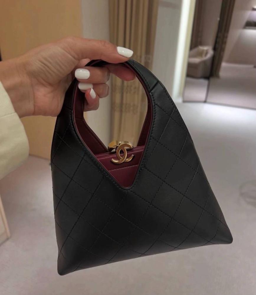 حقيبة Chanel بتصميم مثلث مميز من مجموعة Metiers d'Art 26 - أسود