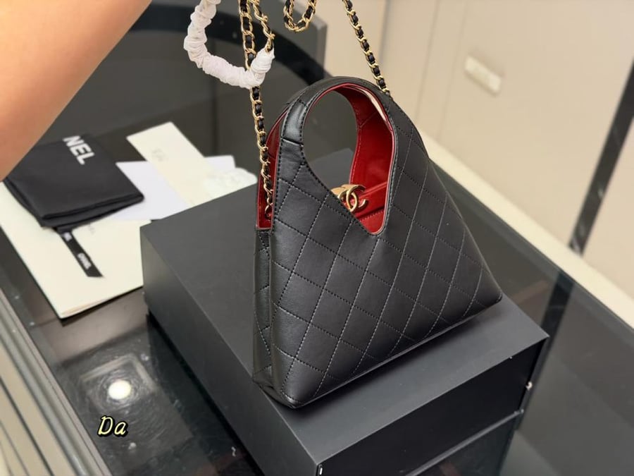 حقيبة Chanel بتصميم مثلث مميز من مجموعة Metiers d'Art 26 - أسود