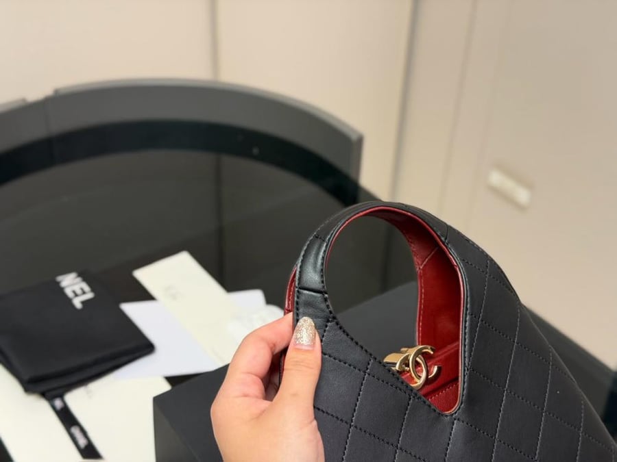 حقيبة Chanel بتصميم مثلث مميز من مجموعة Metiers d'Art 26 - أسود