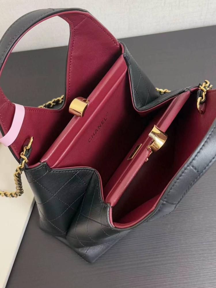 حقيبة Chanel بتصميم مثلث مميز من مجموعة Metiers d'Art 26 - أسود