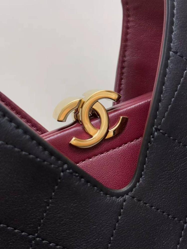 حقيبة Chanel بتصميم مثلث مميز من مجموعة Metiers d'Art 26 - أسود