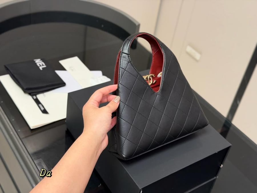حقيبة Chanel بتصميم مثلث مميز من مجموعة Metiers d'Art 26 - أسود