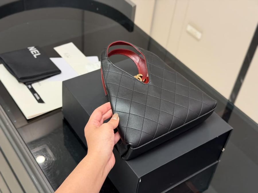 حقيبة Chanel بتصميم مثلث مميز من مجموعة Metiers d'Art 26 - أسود