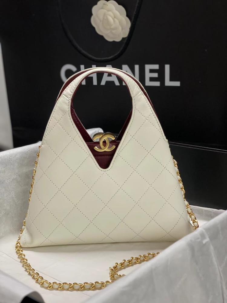 حقيبة Chanel بتصميم مثلث مميز من مجموعة Metiers d'Art 26 - أبيض