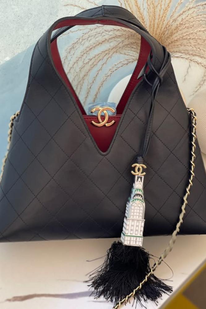 حقيبة Chanel بتصميم مثلث مميز من مجموعة Metiers d'Art 26 - أسود