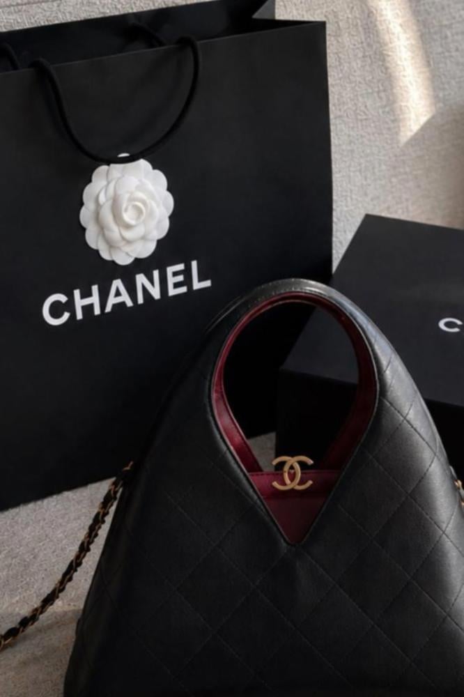حقيبة Chanel بتصميم مثلث مميز من مجموعة Metiers d'Art 26 - أسود