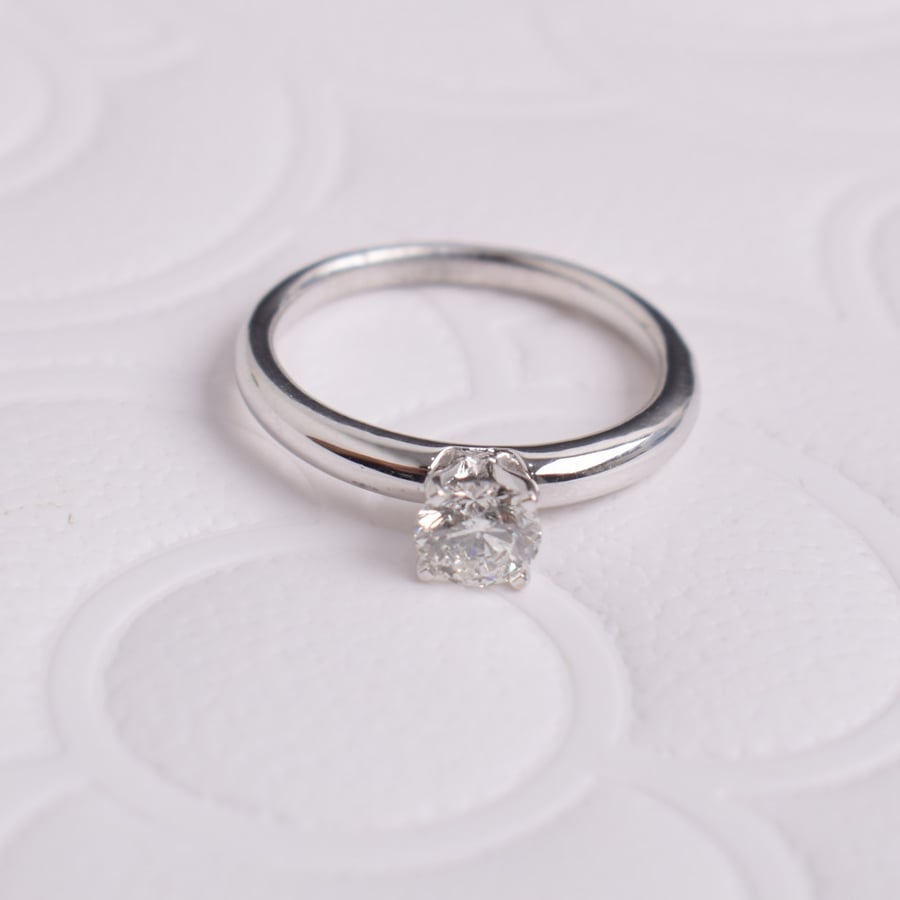 Diamond ring - gold weight 0.5 - diamond weight 0.60 - 18 karat