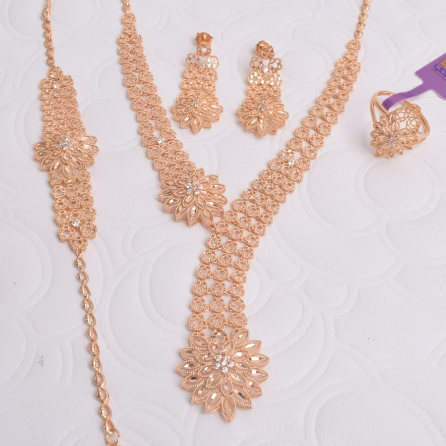 طقم ذهب - الوزن 32.69 G- عيار 21
