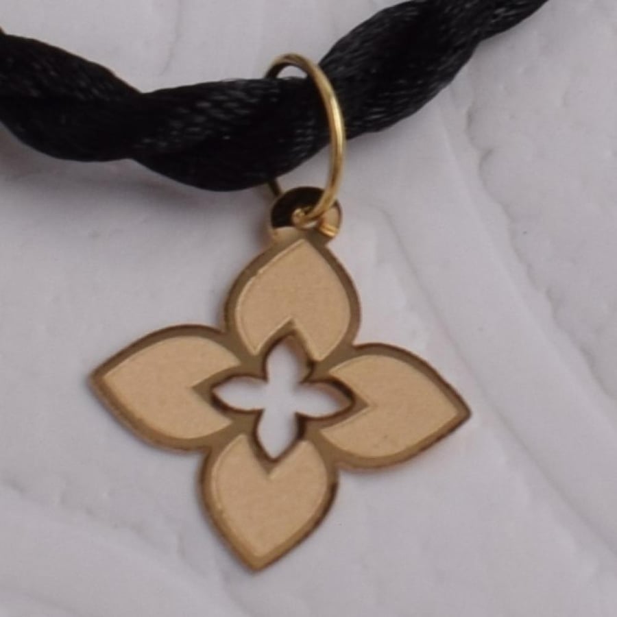 عقد ذهب عيار 18