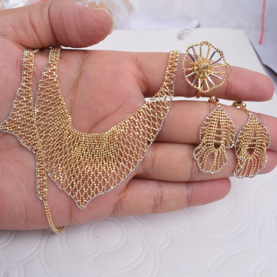 طقم ذهب - الوزن 23.92 G- عيار 18