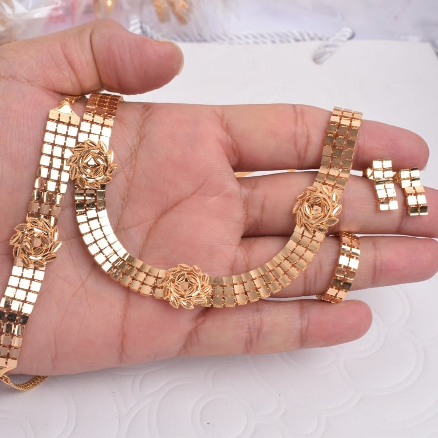 طقم ذهب - الوزن 40.46 G- عيار 21