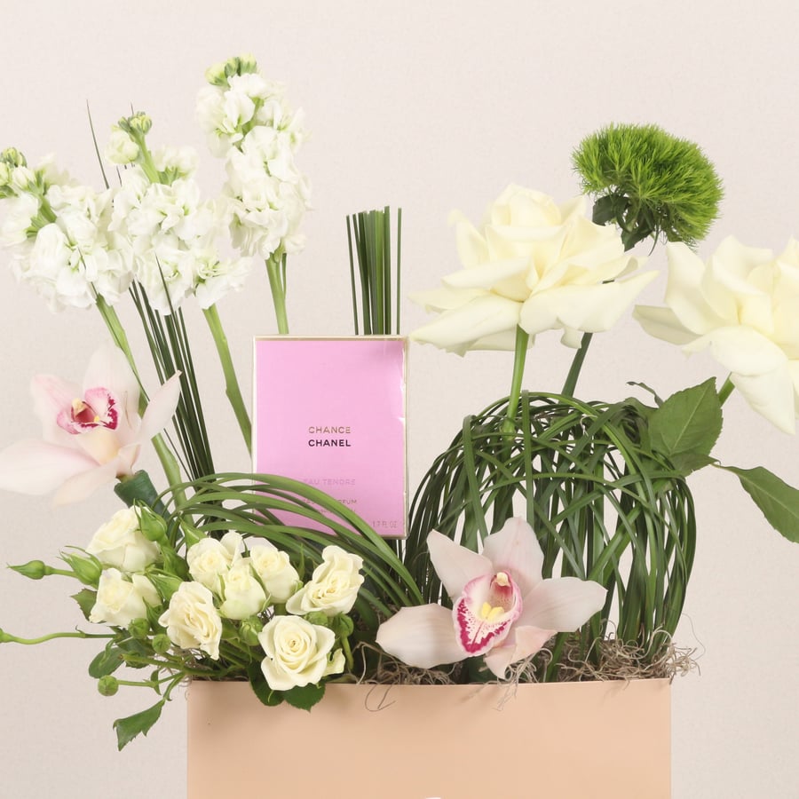 تنسيق ورد أبيض مع عطر شانيل شانس أو تندر 50 مل