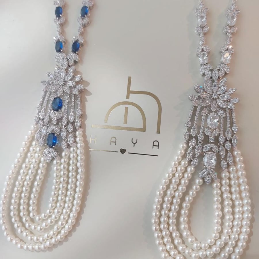 طقم فاخر مميز ومزين باللؤلؤ الناعم  (سلسال طويل + حلق)