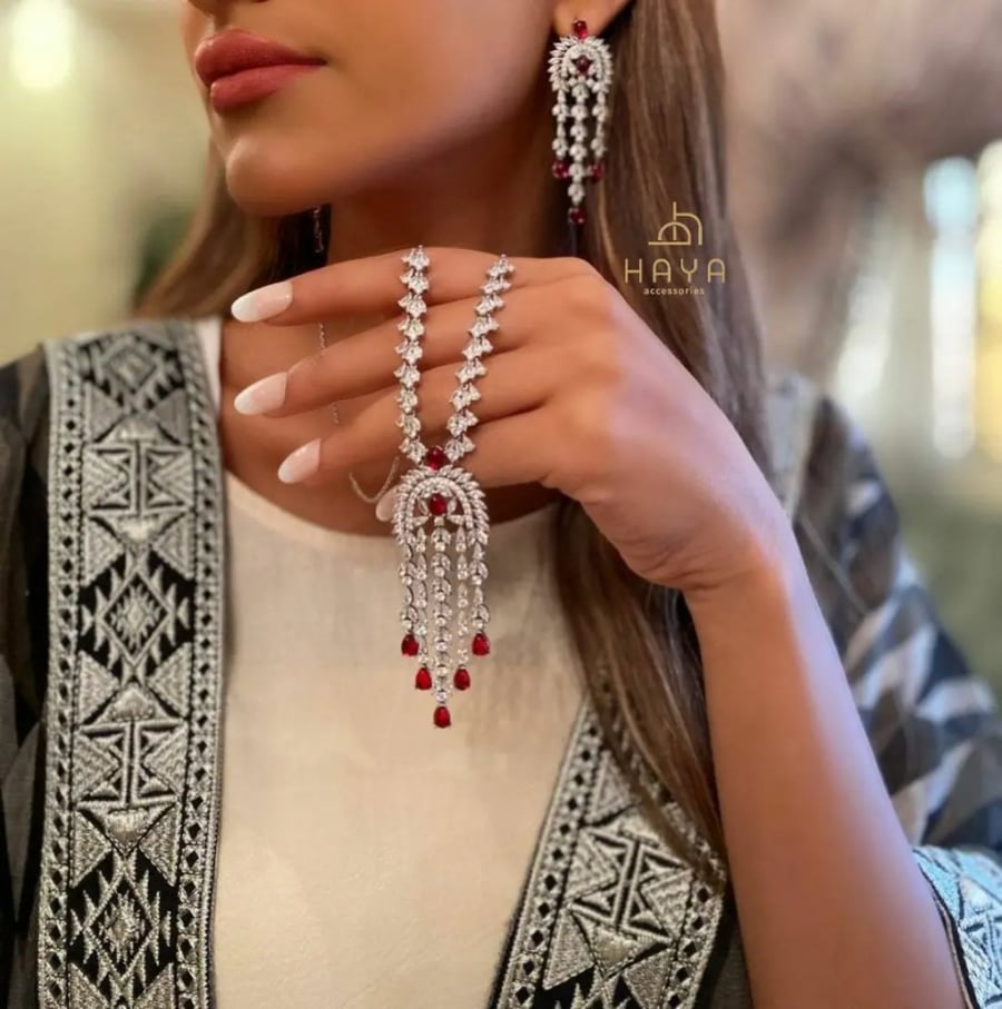 طقم (سلسال + حلق) رائع مرصع بالزريكون ومطلي