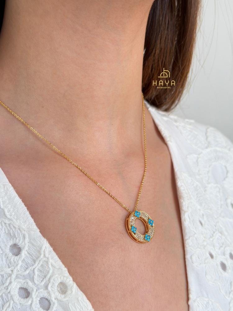 A distinctive and elegant set with blue and white zircon.. plated (necklace + earrings)