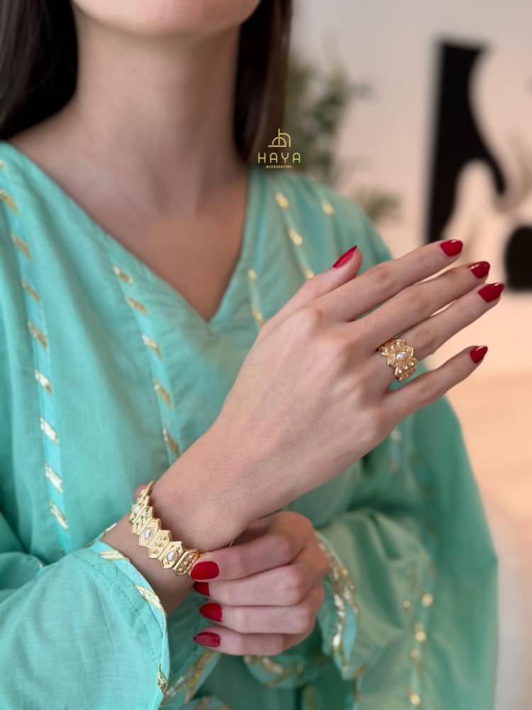 اطقم مميزة فاخرة مزينة باللؤلؤ (اسوارة + خاتم)
