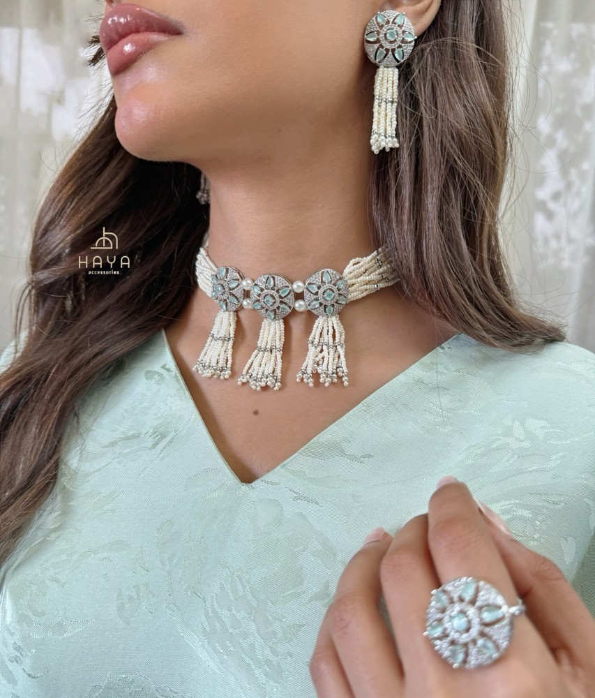 طقم ٣ قطع.. (عقد تشوكر  + حلق + خاتم) مطليين ومزينين باللؤلؤ