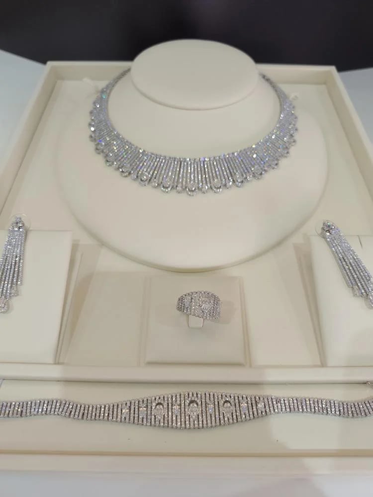 طقم مشغول ك الألماس فاخر (عقد فاخر + اسوارة + حلق + خاتم)
