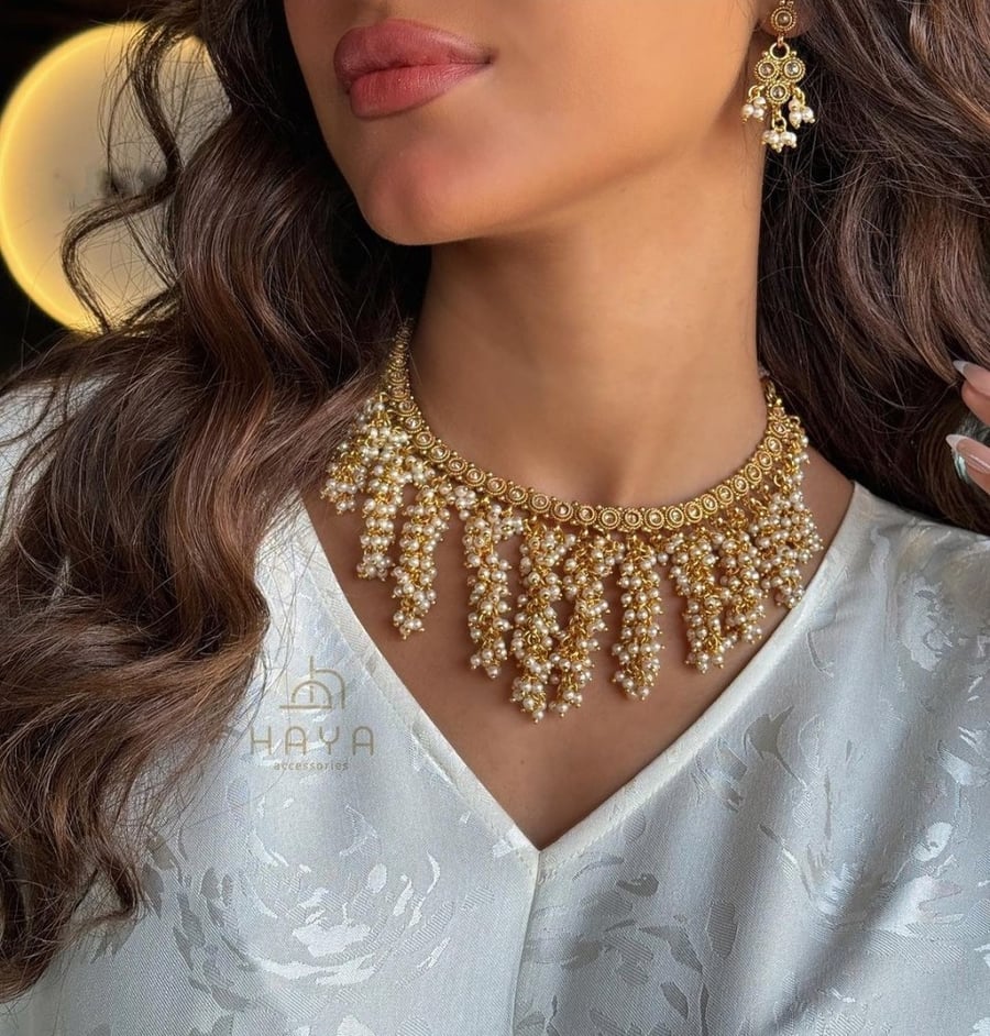 طقم فاخر (عقد مغطى باللؤلؤ + حلق) مطليين