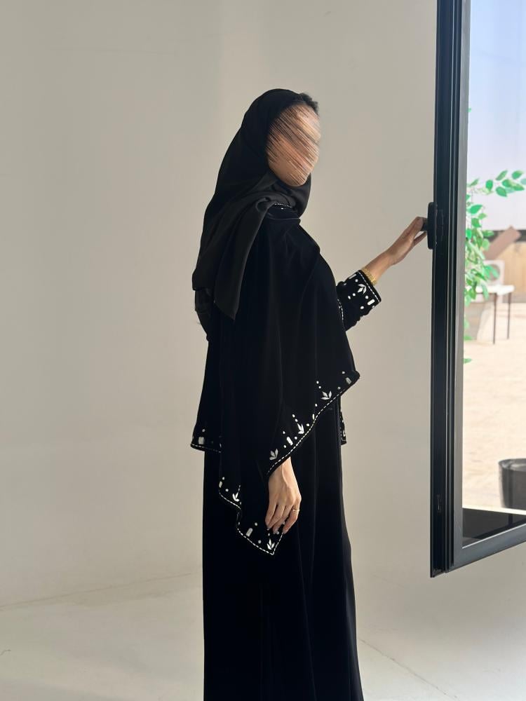 #61 عباية مخمل مع شال مخمل تطريز وطرحة سادة
