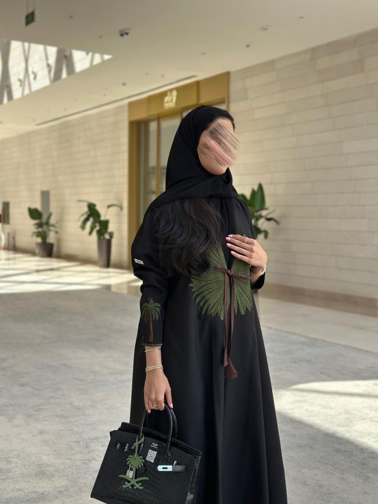 #90 عباية اليوم الوطني قماش كريب قصة نص كلوش مع تطريز نخل اخضر غامق وبني + طرحة سادة