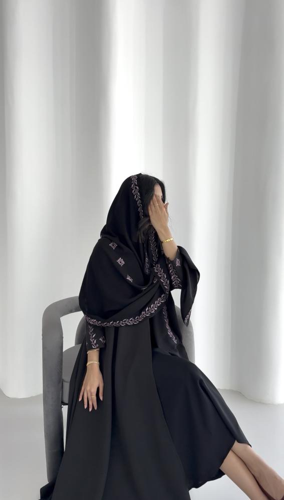 84# عباية قماش كريب قصة دبل كلوش مع تطريز اكمام وطرحة