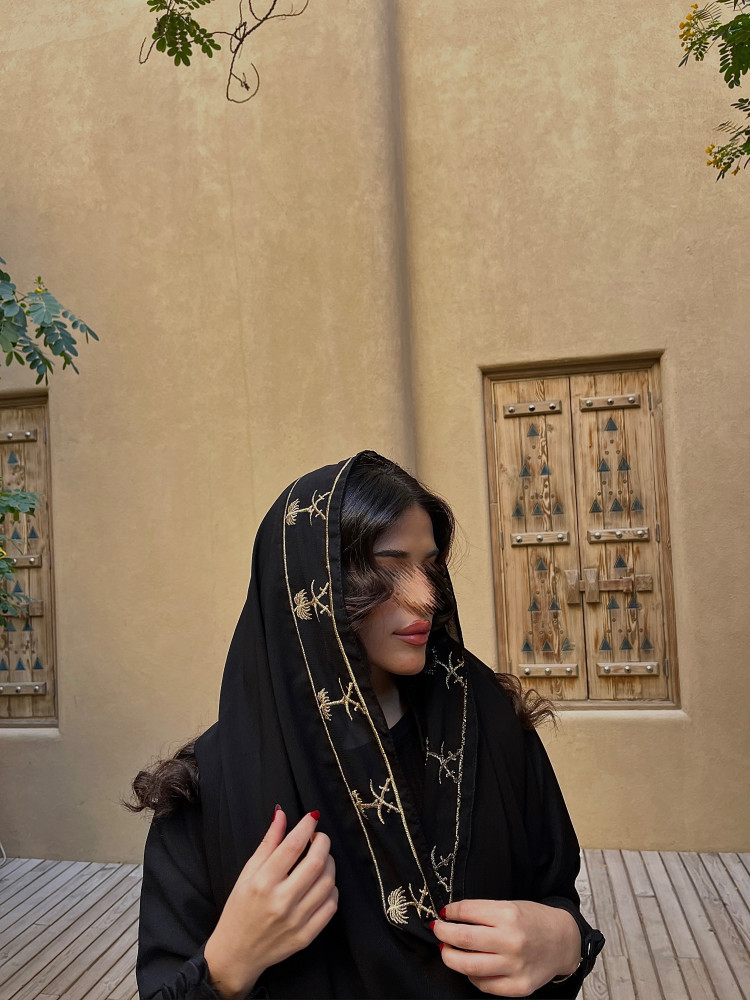 طرحة بتطريز ذهبي