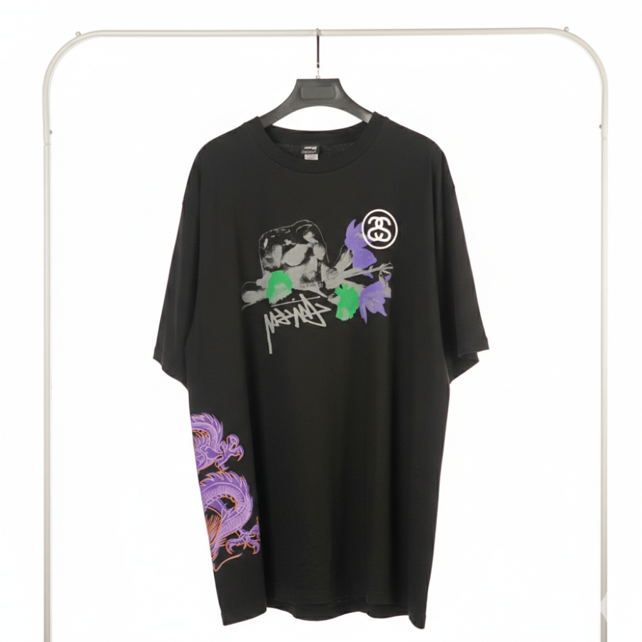 تيشيرت "ستوسي" (Stüssy) إصدار التنين والنرد - أسود بقصة مريحة (Oversized)