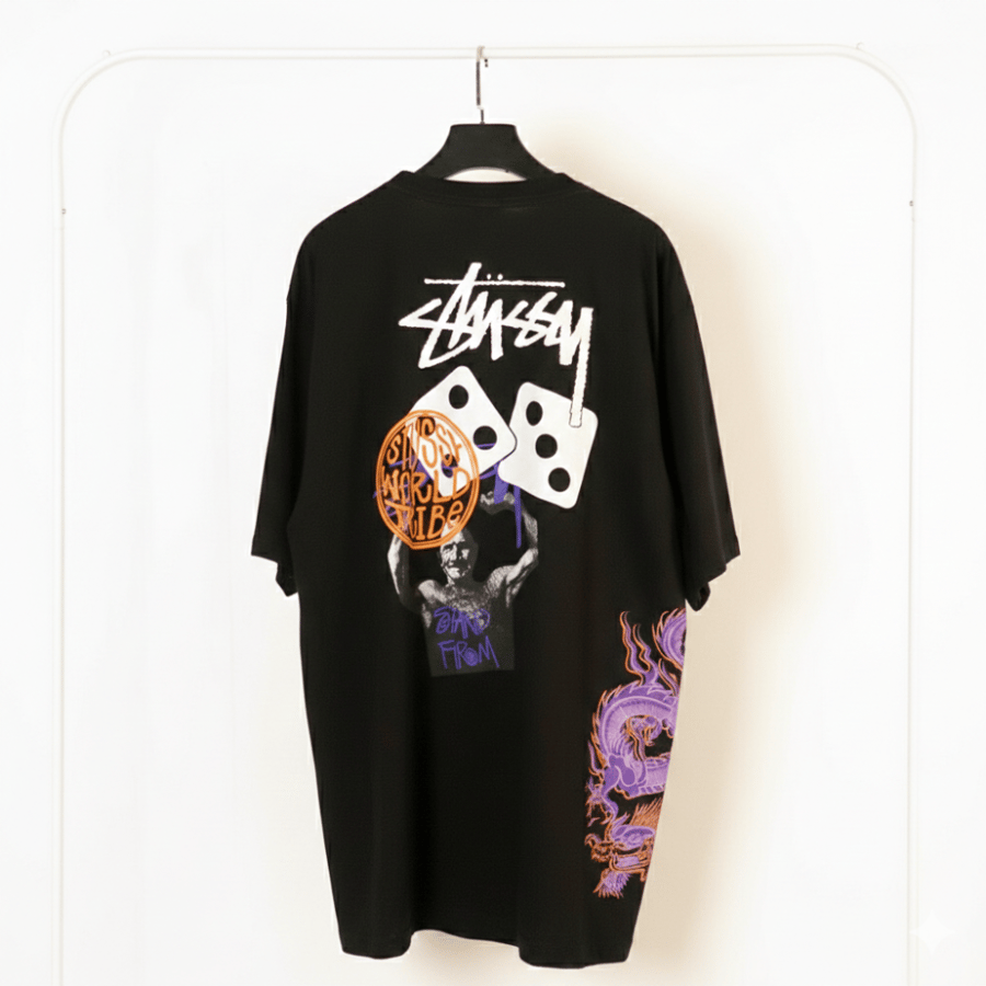 تيشيرت "ستوسي" (Stüssy) إصدار التنين والنرد - أسود بقصة مريحة (Oversized)